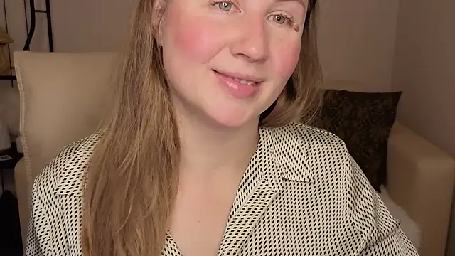 Snapshot of Helens_love chatting on October 16, 1:25 am Helens love online show from October 16, 1:25 am