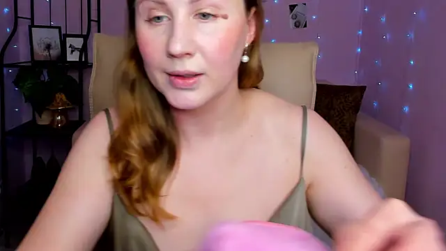 Snapshot of Helens_love chatting on March 12, 2:41 am Helens love online show from March 12, 2:41 am