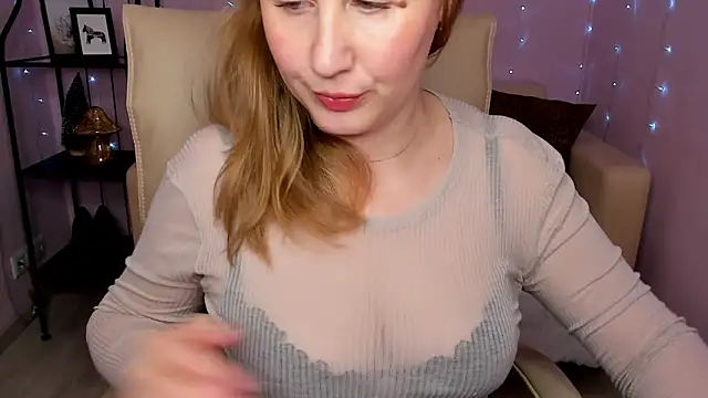 Snapshot of Helens_love chatting on February 4, 4:48 am Helens love online show from February 4, 4:48 am