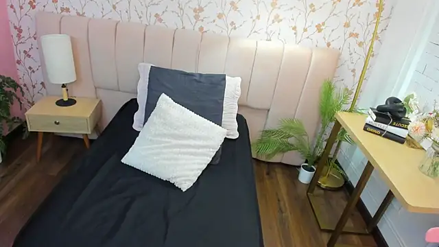 amber-hill online show from November 16, 12:10 pm