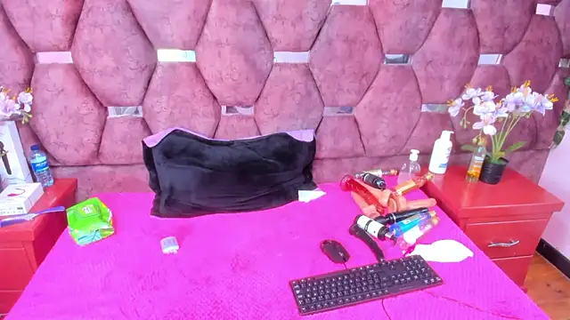 Snapshot of SaraLoveee_ chatting on March 11, 6:08 am SaraLoveee  online show from March 11, 6:08 am