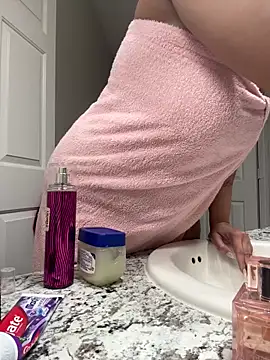 Snapshot of SexyHoneyRedd chatting on February 6, 11:20 am SexyHoneyRedd online show from February 6, 11:20 am