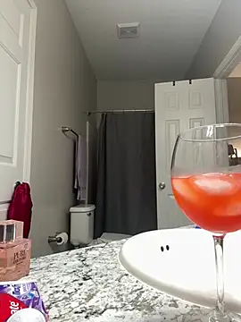 Snapshot of SexyHoneyRedd chatting on February 17, 11:43 pm SexyHoneyRedd online show from February 17, 11:43 pm