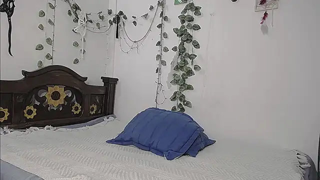 Snapshot of DominaLeona chatting on June 16, 8:53 pm DominaLeona online show from June 16, 8:53 pm