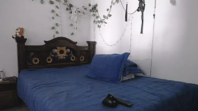 Snapshot of DominaLeona chatting on July 3, 4:35 pm DominaLeona online show from July 3, 4:35 pm