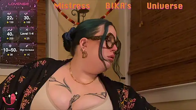 Snapshot of MissBika chatting on March 2, 2:51 am MissBika online show from March 2, 2:51 am