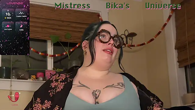 Snapshot of MissBika chatting on February 13, 2:56 am MissBika online show from February 13, 2:56 am