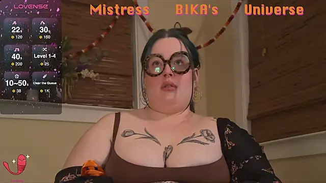 Snapshot of MissBika chatting on March 5, 8:32 am MissBika online show from March 5, 8:32 am