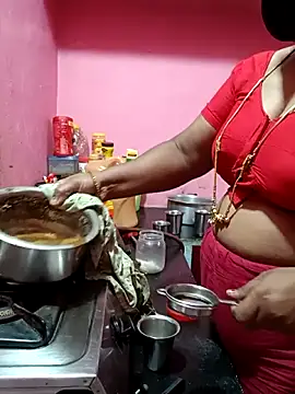 Snapshot of Renuma chatting on November 30, 12:33 am Renuma online show from November 30, 12:33 am