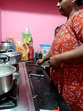 Snapshot of Renuma chatting on November 4, 12:36 am Renuma online show from November 4, 12:36 am