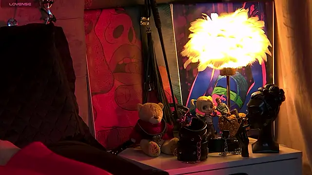 ZoeMesmerize online show from March 11, 11:15 am