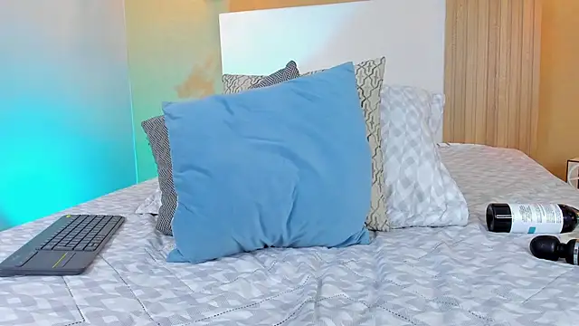 Snapshot of CamilleLynn chatting on February 25, 11:10 am CamilleLynn online show from February 25, 11:10 am