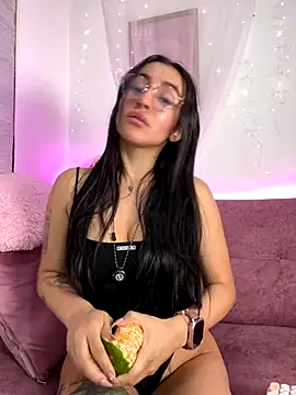 leila petitee  online show from November 27, 1:22 pm