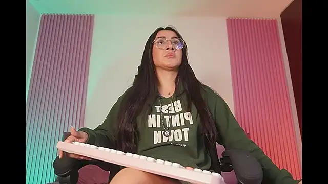 leila petitee  online show from February 22, 11:34 am