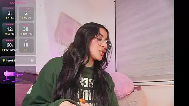 Snapshot of leila_petitee_ chatting on October 12, 11:22 am leila petitee online show from October 12, 11:22 am