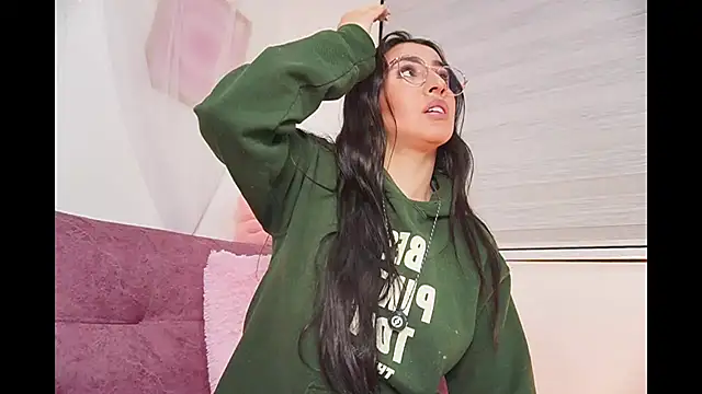 leila petitee  online show from November 16, 1:38 pm