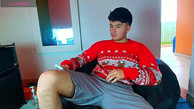 Snapshot of santyago_taylor chatting on December 4, 6:29 pm santyago taylor online show from December 4, 6:29 pm