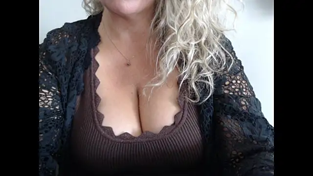 Snapshot of JenniLowen chatting on June 11, 7:27 am JenniLowen online show from June 11, 7:27 am