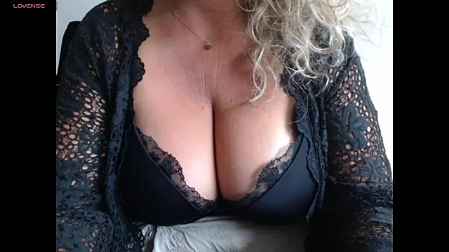 Snapshot of JenniLowen chatting on July 2, 9:15 am JenniLowen online show from July 2, 9:15 am