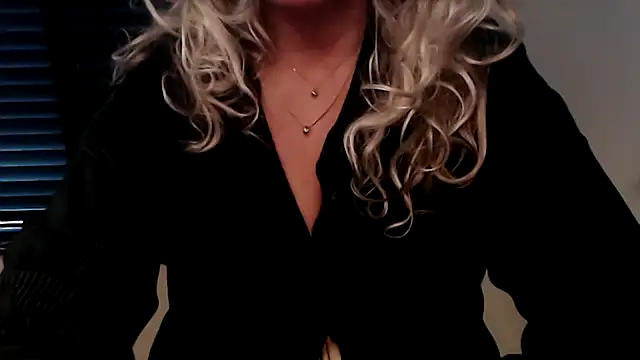 Snapshot of JenniLowen chatting on October 12, 12:06 pm JenniLowen online show from October 12, 12:06 pm