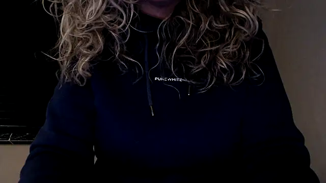 Snapshot of JenniLowen chatting on February 10, 8:00 pm JenniLowen online show from February 10, 8:00 pm