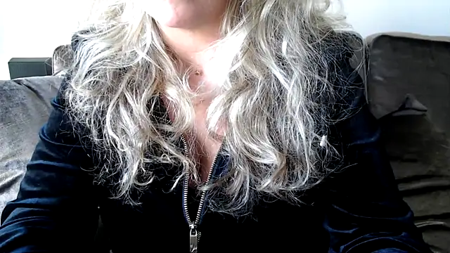 Snapshot of JenniLowen chatting on March 6, 3:13 pm JenniLowen online show from March 6, 3:13 pm