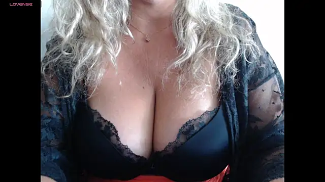 Snapshot of JenniLowen chatting on June 28, 6:09 am JenniLowen online show from June 28, 6:09 am