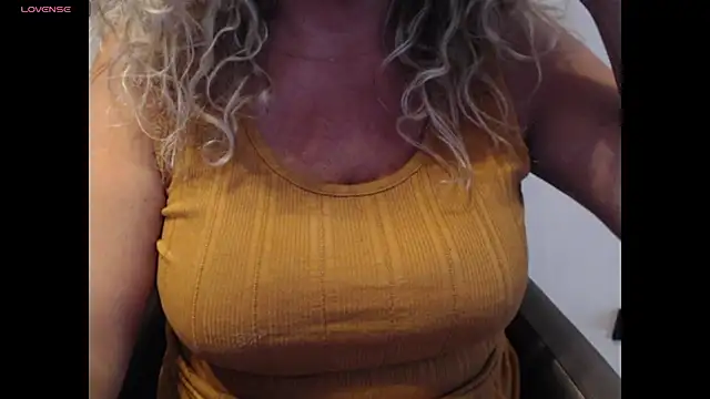 Snapshot of JenniLowen chatting on June 25, 8:30 am JenniLowen online show from June 25, 8:30 am