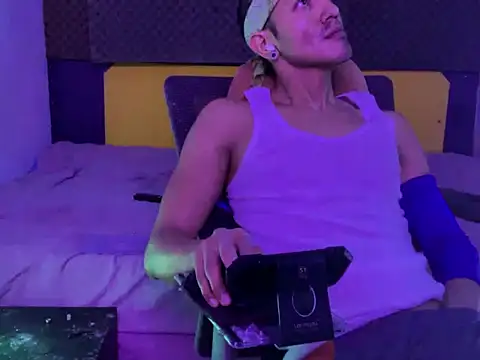 thesummerboy online show from November 22, 8:35 am