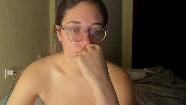 Snapshot of atenas_05_ chatting on June 17, 9:30 am atenas 05 online show from June 17, 9:30 am
