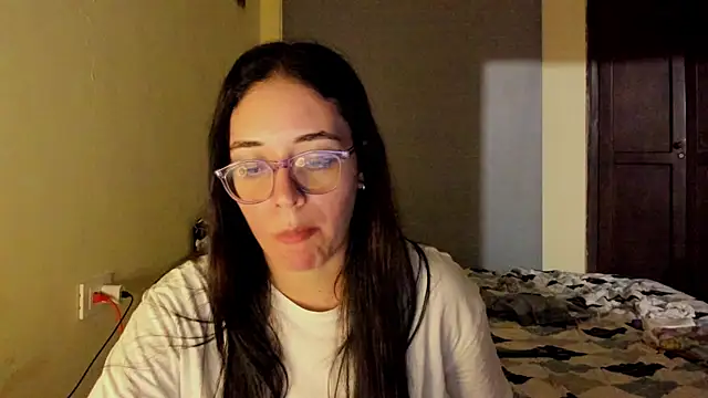 Snapshot of atenas_05_ chatting on June 6, 11:43 pm atenas 05 online show from June 6, 11:43 pm