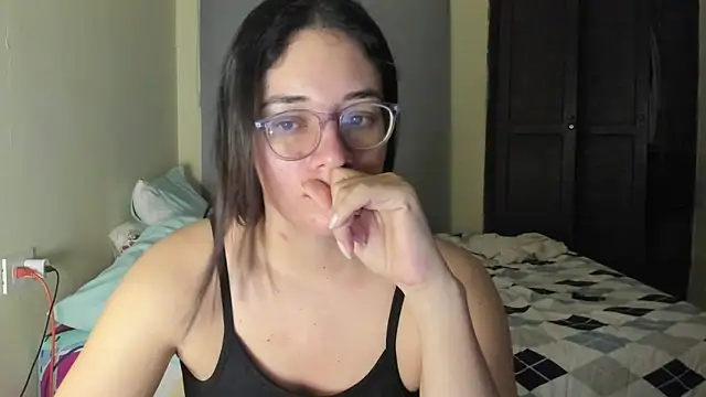 Snapshot of atenas_05_ chatting on June 14, 6:03 am atenas 05 online show from June 14, 6:03 am