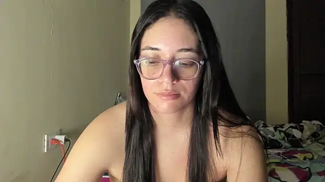 Snapshot of atenas_05_ chatting on June 12, 9:29 am atenas 05 online show from June 12, 9:29 am