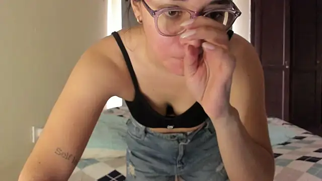Snapshot of atenas_05_ chatting on June 14, 6:09 pm atenas 05 online show from June 14, 6:09 pm