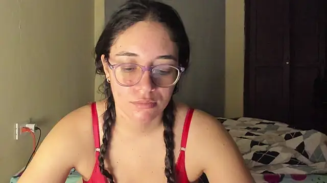Snapshot of atenas_05_ chatting on June 11, 9:28 am atenas 05 online show from June 11, 9:28 am