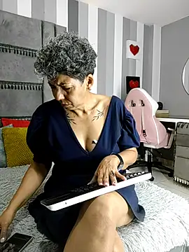 Julianewell online show from December 1, 12:39 pm