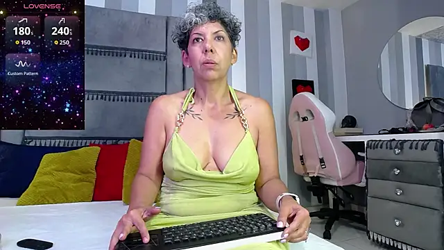 Snapshot of Julianewell chatting on May 29, 12:22 pm Julianewell online show from May 29, 12:22 pm