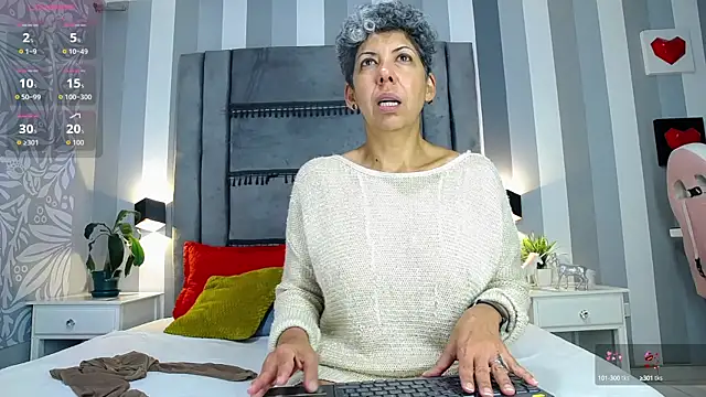 Julianewell online show from October 16, 12:35 pm