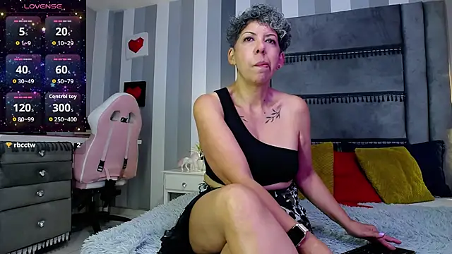 Snapshot of Julianewell chatting on May 11, 12:17 pm Julianewell online show from May 11, 12:17 pm