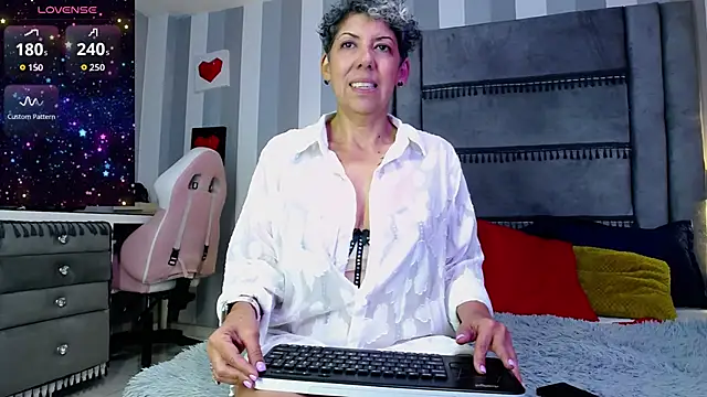 Snapshot of Julianewell chatting on May 13, 12:45 pm Julianewell online show from May 13, 12:45 pm