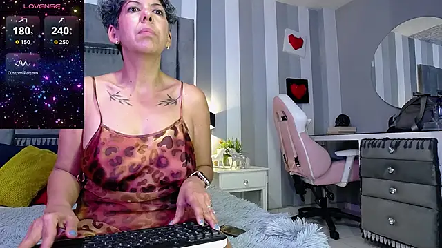 Snapshot of Julianewell chatting on June 4, 12:21 pm Julianewell online show from June 4, 12:21 pm