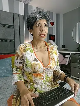 Julianewell online show from November 8, 12:42 pm