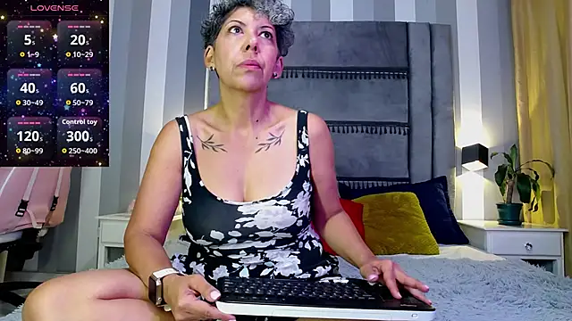 Snapshot of Julianewell chatting on May 23, 12:15 pm Julianewell online show from May 23, 12:15 pm