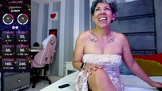 Julianewell online show from April 14, 12:32 pm