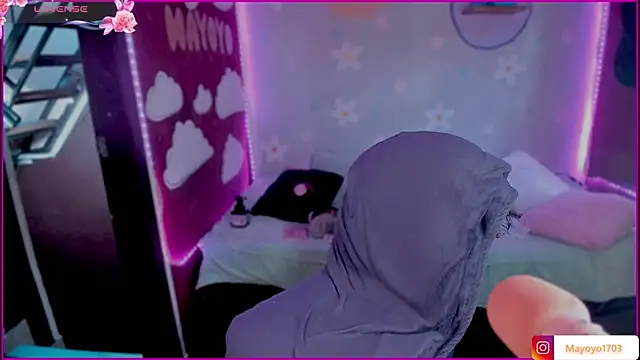 Snapshot of kiki_cavilll chatting on December 18, 2:32 pm kiki cavilll online show from December 18, 2:32 pm