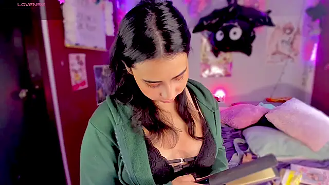 kiki cavilll online show from January 27, 2:13 pm