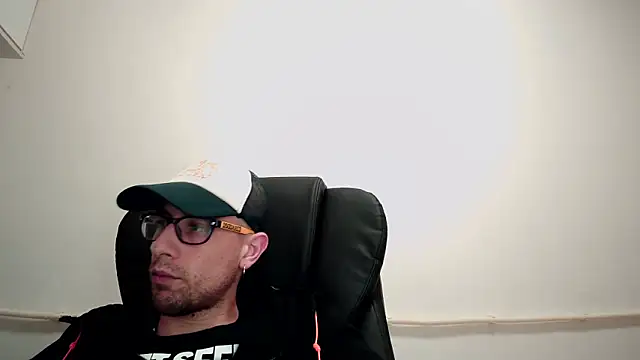 Snapshot of mikealcorleone chatting on January 21, 1:50 am mikealcorleone online show from January 21, 1:50 am