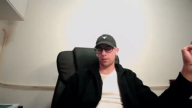 Snapshot of mikealcorleone chatting on February 23, 8:11 pm mikealcorleone online show from February 23, 8:11 pm