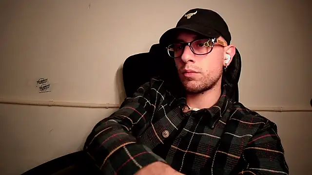 Snapshot of mikealcorleone chatting on January 19, 7:15 pm mikealcorleone online show from January 19, 7:15 pm