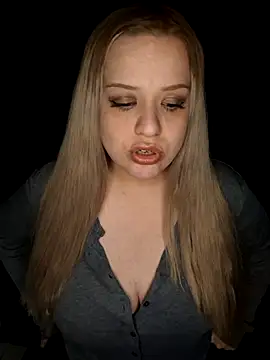 Snapshot of cansuozell chatting on October 19, 5:26 pm cansuozell online show from October 19, 5:26 pm